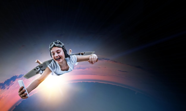 스스로 만든 종이 날개로 우주를 날고 있는 즐거운 소녀. 혼합 매체