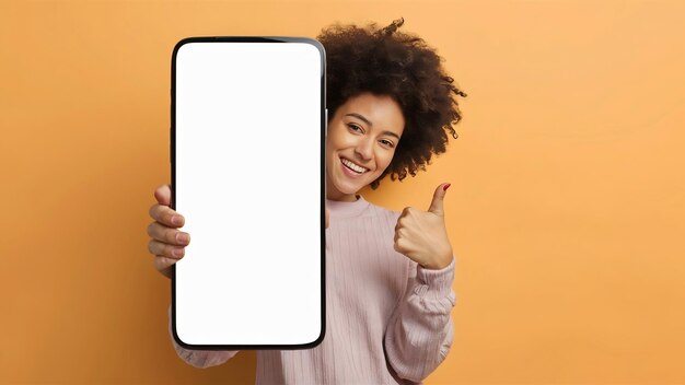 Радостная женщина заглядывает за большой пустой смартфон и показывает большой палец