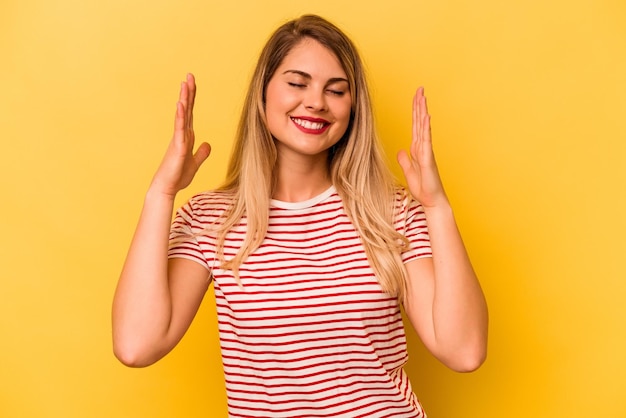 Gioioso ridere molto concetto di felicità