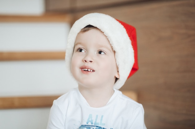 Gioioso ragazzino mantenendo il sorriso sul suo volto mentre era in sessione fotografica di natale