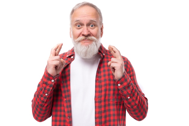 Joyful Lucky's gepensioneerde man met witte baard en snor in rood shirt