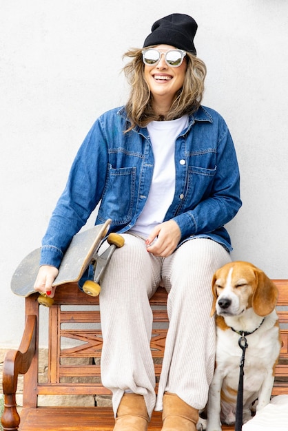 Foto momenti di gioia avventura urbana con il migliore amico dell'uomo un beagle copia spazio