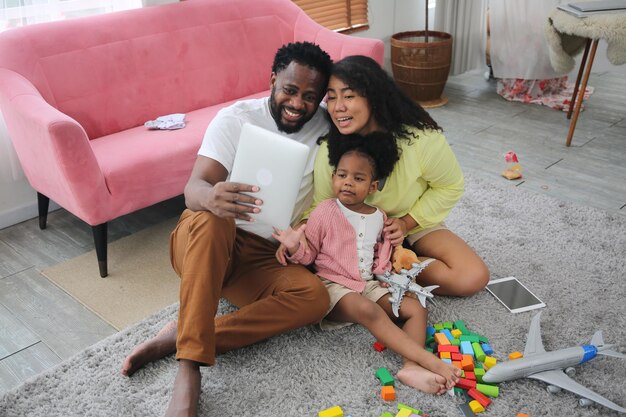 Photo joyful multiethnic family and their leisure at home