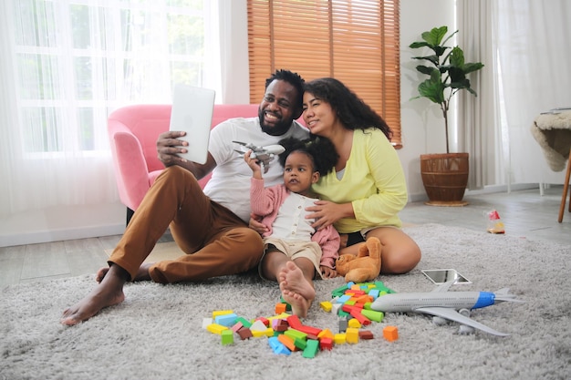 Photo joyful multiethnic family and their leisure at home