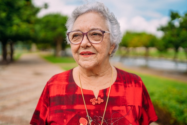 写真 笑っている眼鏡のうれしそうな年配の女性。ラテンアメリカの女性。ブラジルの年配の女性。