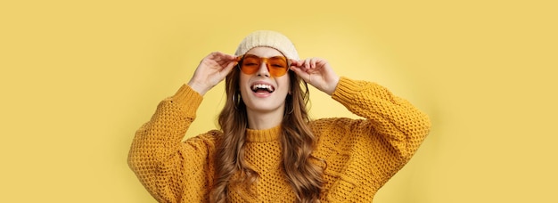 Фото Радостная стильная кавказская девушка наслаждается солнечным светом зимний горнолыжный курорт в солнцезащитных очках шляпа теплый человек