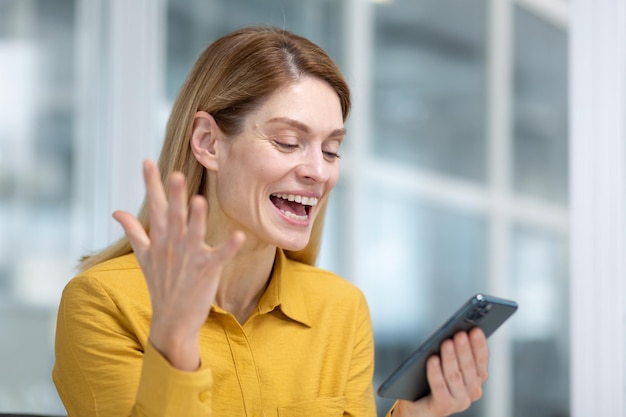 Foto gioiosa donna d'affari di successo che celebra la vittoria successo donna capo ha ricevuto una notifica online