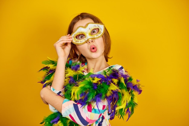 Радостная девочка-подросток в красочной бразильской карнавальной маске