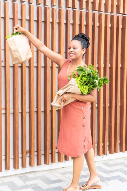 Photo joyful woman with grocery shopping