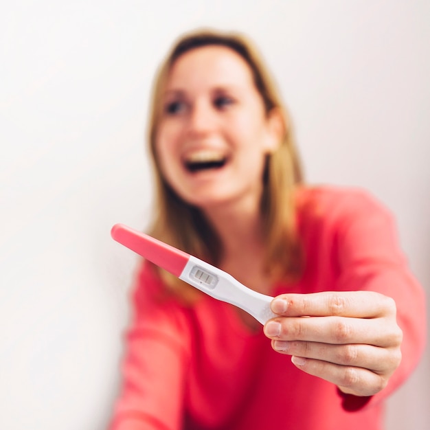 Photo joyful woman with pregnancy test