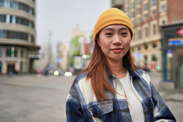 활기찬 도시에서 번창하는 즐거운 젊은 중국 여성