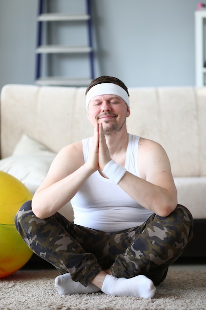 Photo joyful young man practicing yoga at home