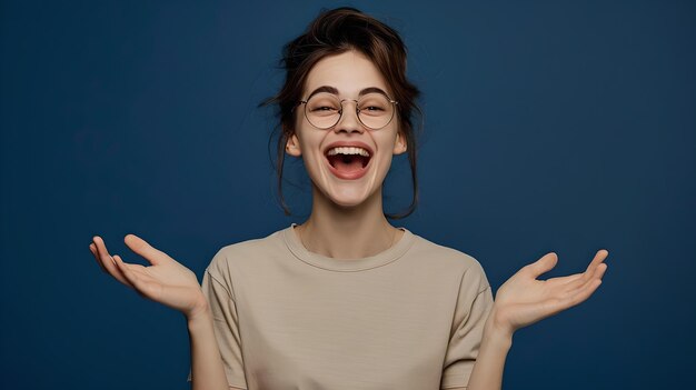 Фото Радостная молодая женщина, смеющаяся с поднятыми руками, портрет в обычном стиле, выразительные эмоции лица в студийной обстановке, идеально подходит для концепций стиля жизни.