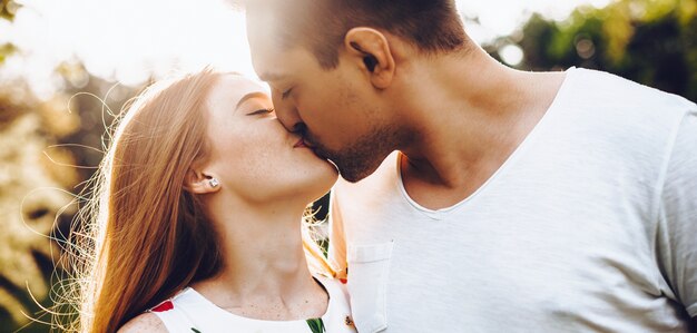 写真 ジョイフル白人カップルが公園で一緒にキスしてロマンチックな一日を過ごす