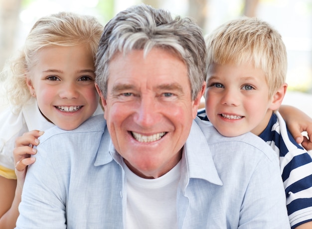 Joyfull weinig familie die de camera bekijkt