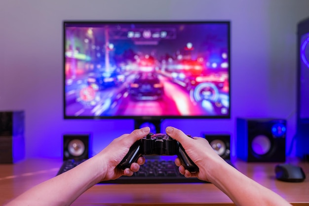 Joypad in handen Computer gaming concept Computer display met game