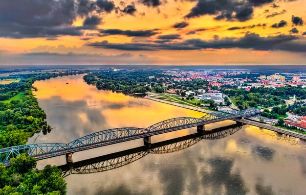 Jozef Pilsudski-brug over de rivier de Vistula bij zonsondergang in Torun, Polen