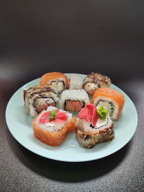 Photo jsushi rolls with salmon