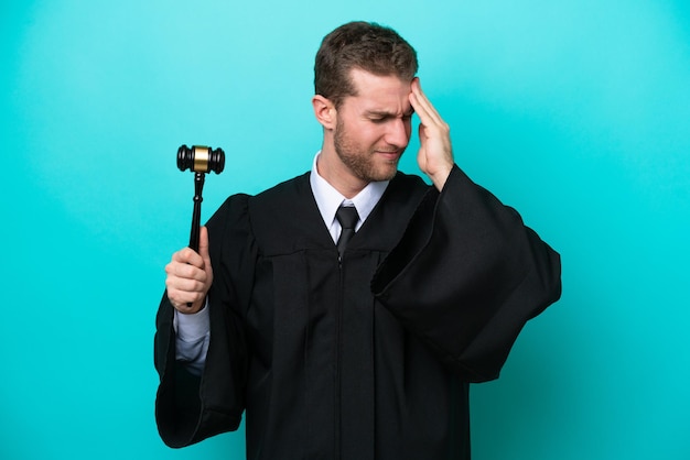 Judge caucasian man isolated on blue background with headache