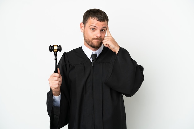 Photo judge caucasian man isolated on white background thinking an idea