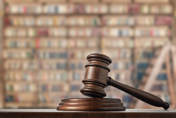 Photo judge gavel (auction gavel) on the table