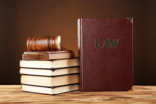 Photo judge gavel and books on wooden table