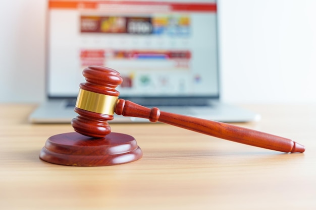 Судья молоток и портативный компьютер для онлайн-покупок на настольном онлайн-аукционе и торгах юрист по защите прав потребителей налоговая справедливость и концепция суждения