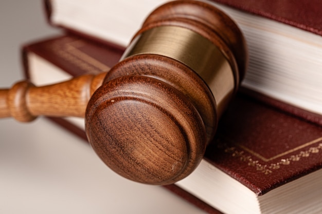 Photo judge gavel and legal book close up on table