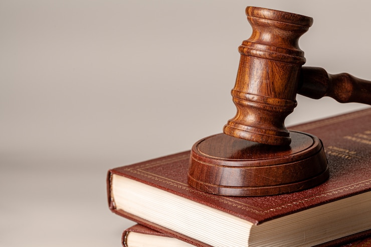 Photo judge gavel and legal book close up on table