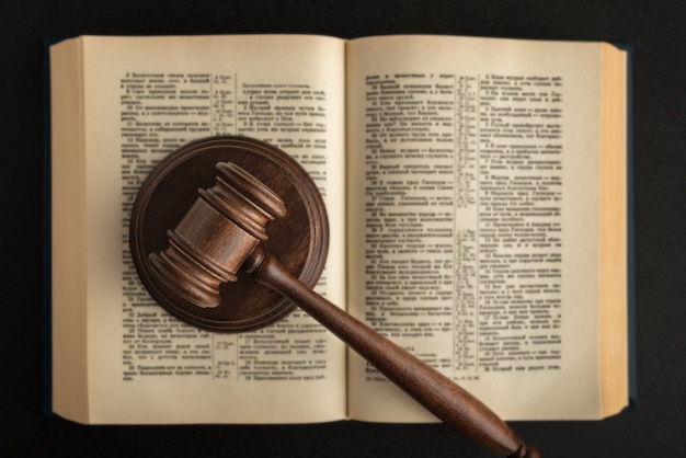 裁判官の小槌と法律の本
