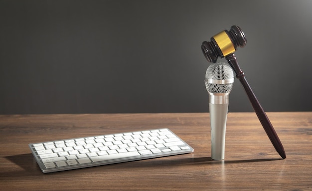 Судья с микрофоном и компьютерной клавиатурой Концепция аукциона