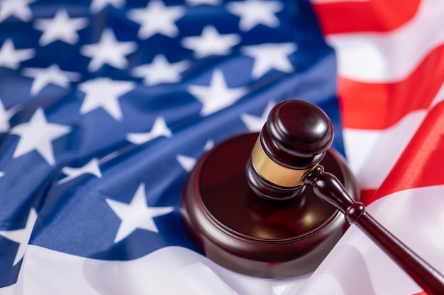 Фото Судья молоток на флаге соединенных штатов америки. символ юрисдикции сша.