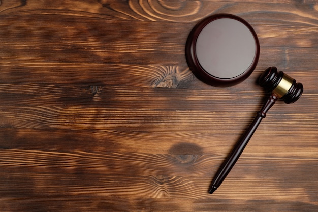 Photo judge gavel on wooden background with top view and copy space