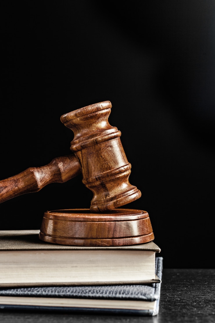 Photo judge's gavel over black 