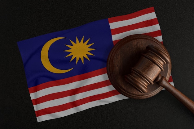 Судейский молоток и флаг малайзии. закон и справедливость. конституционное право.
