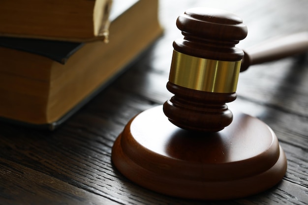 Молоток судей на деревянном столе Концепция юридической фирмы