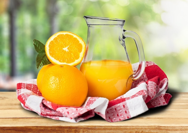 Кувшин свежего апельсинового сока на естественном фоне