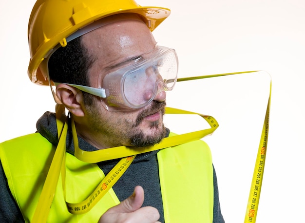 Photo juggling a man who wants to do a work without knowledge, work without experience. do it yourself, man dressed in yellow builder helmet with protective glasses ready to start the construction work