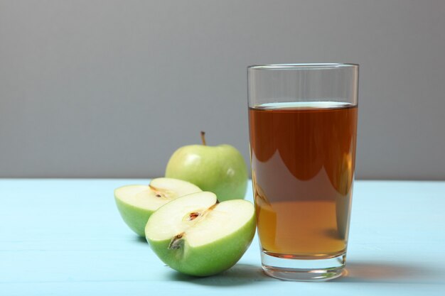 テーブルの上の青リンゴからのジュース