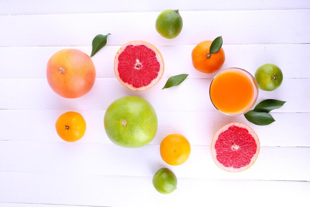 ジュースとテーブルのクローズ アップの多くの柑橘類