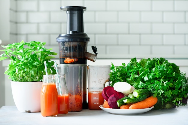 Juicer en wortelsap. schoon eten, detox-concept