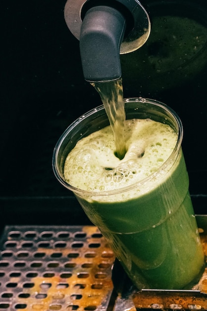 Juicer-machine die groene smoothie maakt