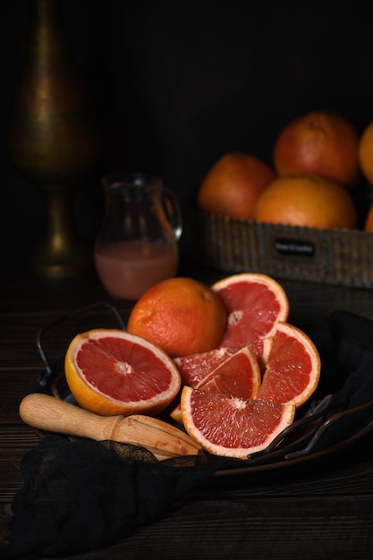 Juicer met geperste grapefruit half op schotel