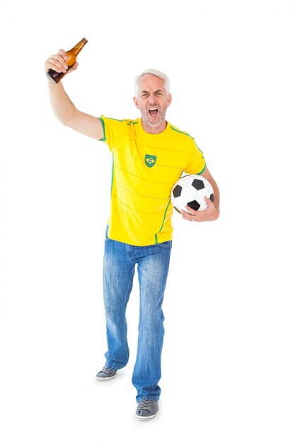 Foto juichende braziliaanse voetbalfan in het geel