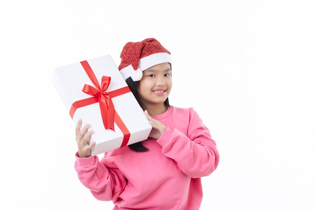 Juicht en gelukkig Kerstmis Aziatisch meisje dat een doos van de de holdingsgift van de Kerstmanhoed draagt