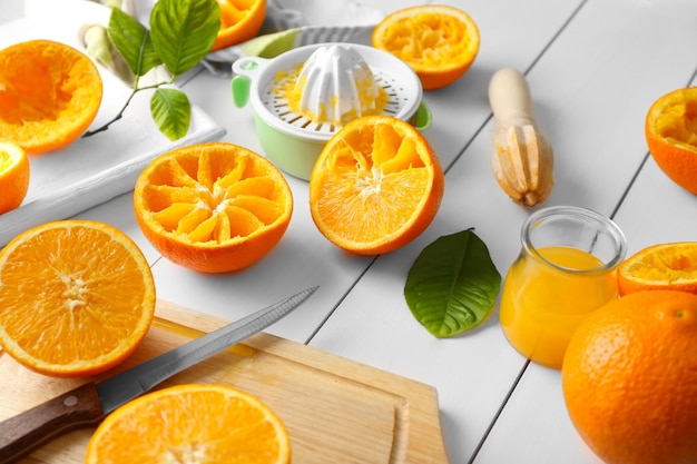 写真 白い木製のテーブルで美味しいオレンジのジュースを飲みながら