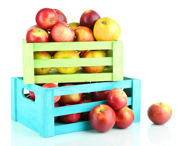 Сочные яблоки в деревянных ящиках, изолированные на белом