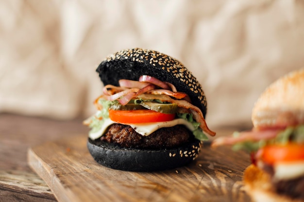 Hamburger succoso su uno sfondo di legno