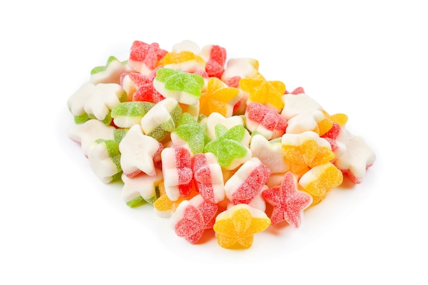 Сочные красочные конфеты звезды желе, изолированные на белом. мармеладные конфеты.