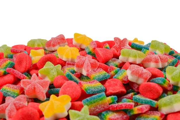 Фото Сочные красочные конфеты желе, изолированные на белом. мармеладные конфеты. .